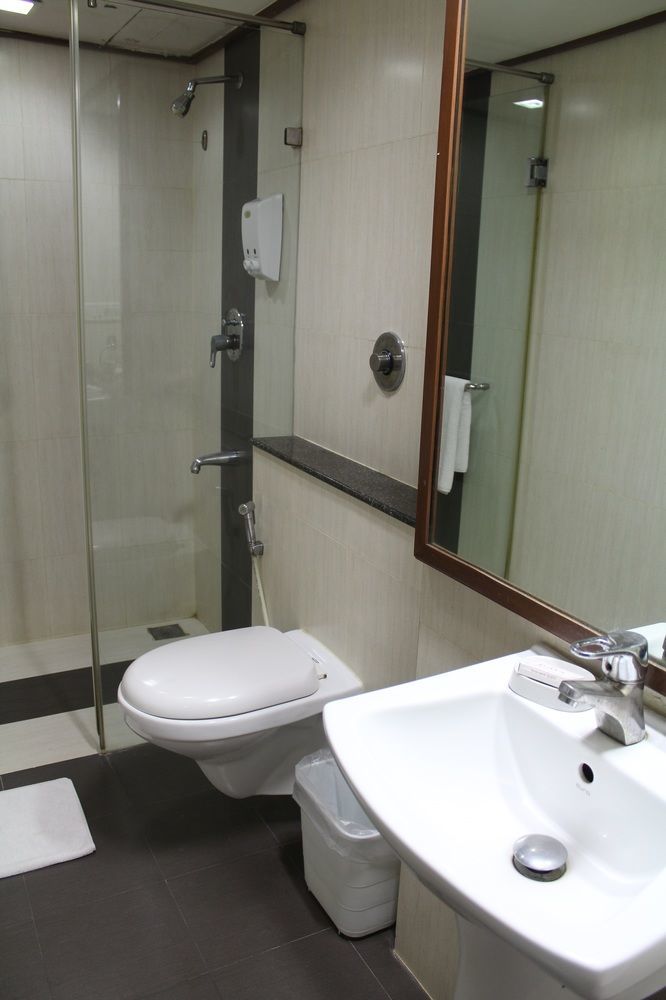 The Lotus Apartment Hotel, Venkatraman Street Ченай Екстериор снимка